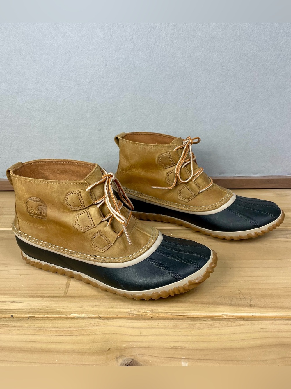 Sorel Out N About Waterproof Duck Boots Womens 8.5 Tan Leather Lace-Up